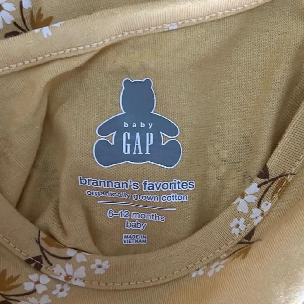 Baby gap long sleeve onesie, size 6 to 12 months